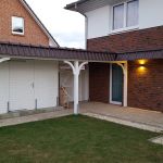 Carport-mit-Dachpfannenblende-Gerätekammer
