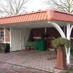 Carport-mit-Dachpfannenblende-Einfahrtsbogen-weiß-Seitenwand
