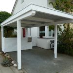 Carport-mit-Holzblende weiß-Stahldach