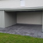 Carport-mit-Holzblende-Gerätekammer-grau-senkrecht