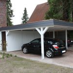 Carport-mit-Schindelblende-Kupferkante-Gartentür-Rückwand