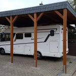 Carport-mit-Schindelblende_Hochdach-Carport-Wohnwagen