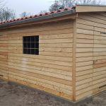 Schuppen mit Pultdach und waagerechter Holzverkleidung