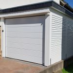 Holzgarage-weiß-Schindelblende, Carport mit Sektionaltor