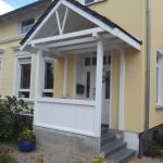 Spitzdach-Vordach mit Brüstung