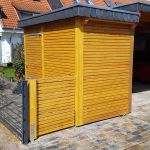 Schuppen mit Seitenwand, in Pinie-Kiefer Lasur