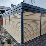 Geräteraum mit waagerechter Holzverkleidung