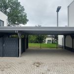 Flachdach-Reihen-Carport mit Gerätekammer und Holzblende