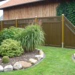 Zaunelemente-angeschrägt-holzfarbend