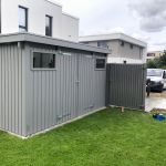 grauer Fahrradschuppen, Flachdach mit Holzblende